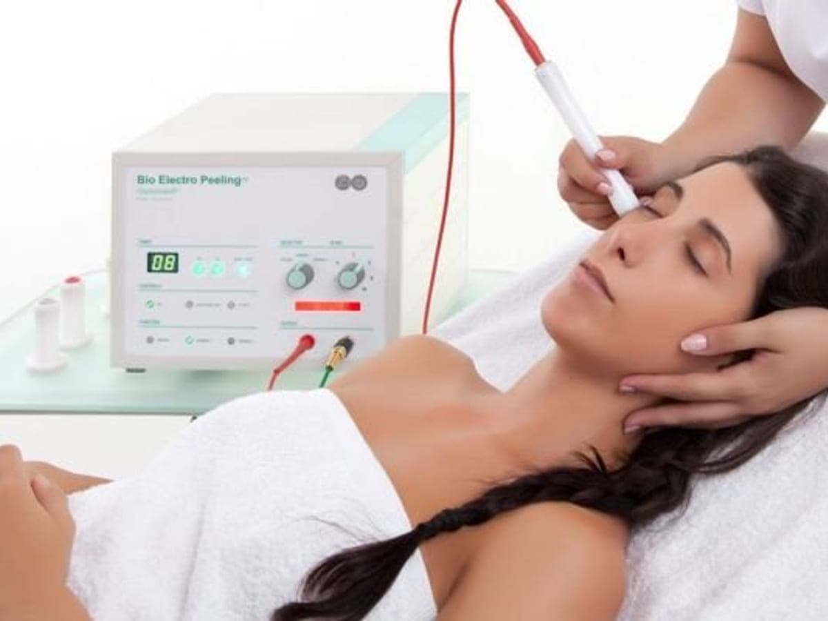 Aparat Bio Electro Peeling podczas zabiegu na twarz